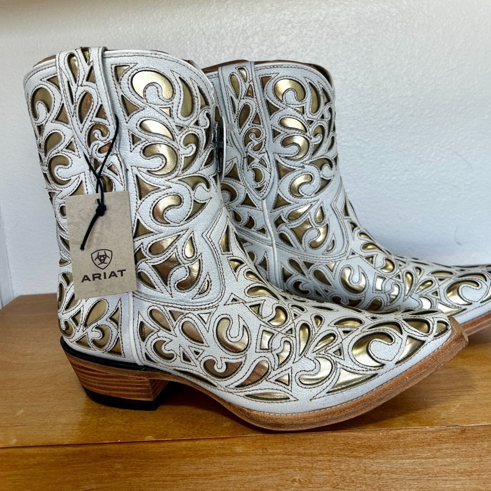 Ariat Valentina Western Boot. 10. Brand new in box